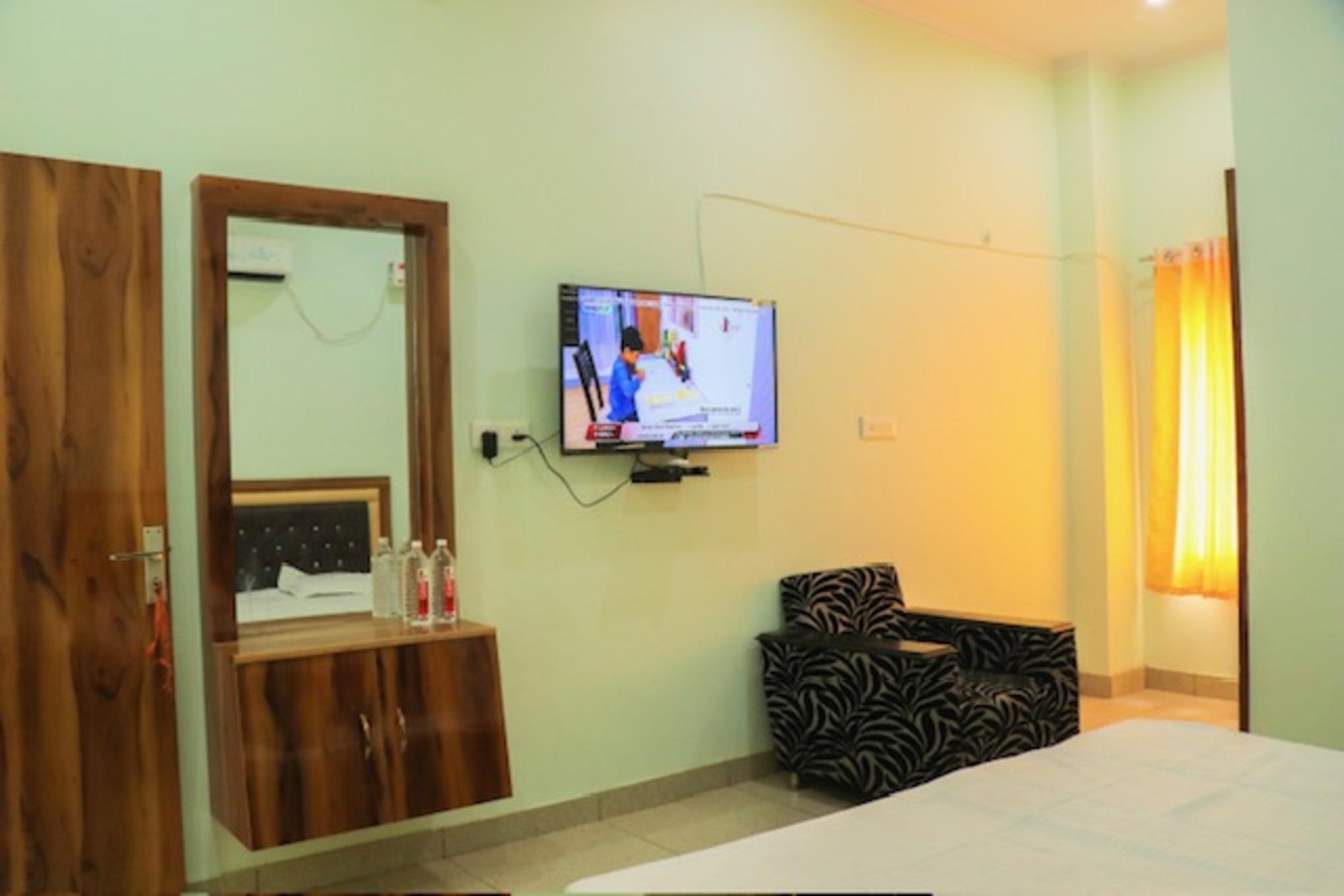 Hotel Raj Garden Deluxe Room