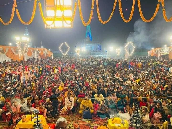 Devotees at Manauna